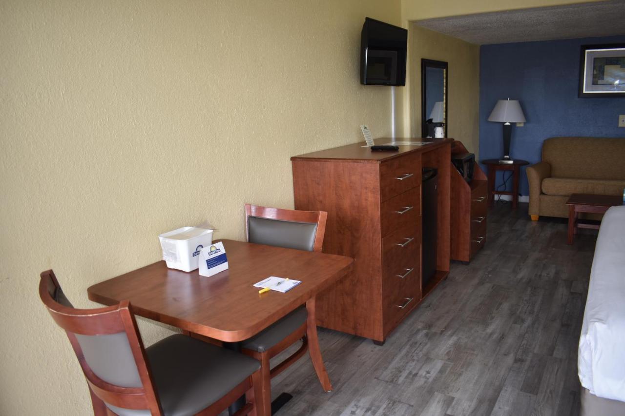Days Inn By Wyndham Wildwood I-75 Екстер'єр фото
