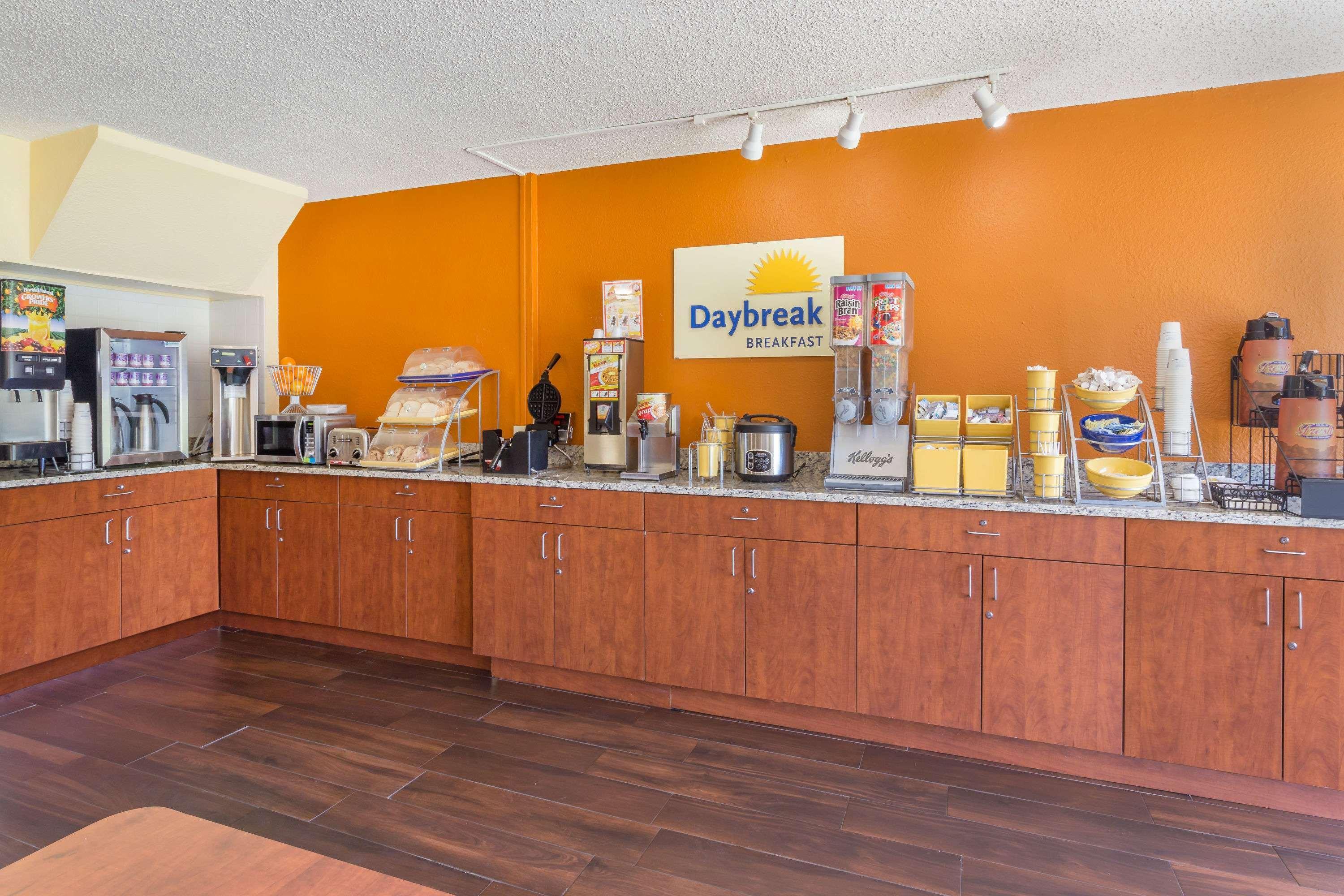 Days Inn By Wyndham Wildwood I-75 Екстер'єр фото