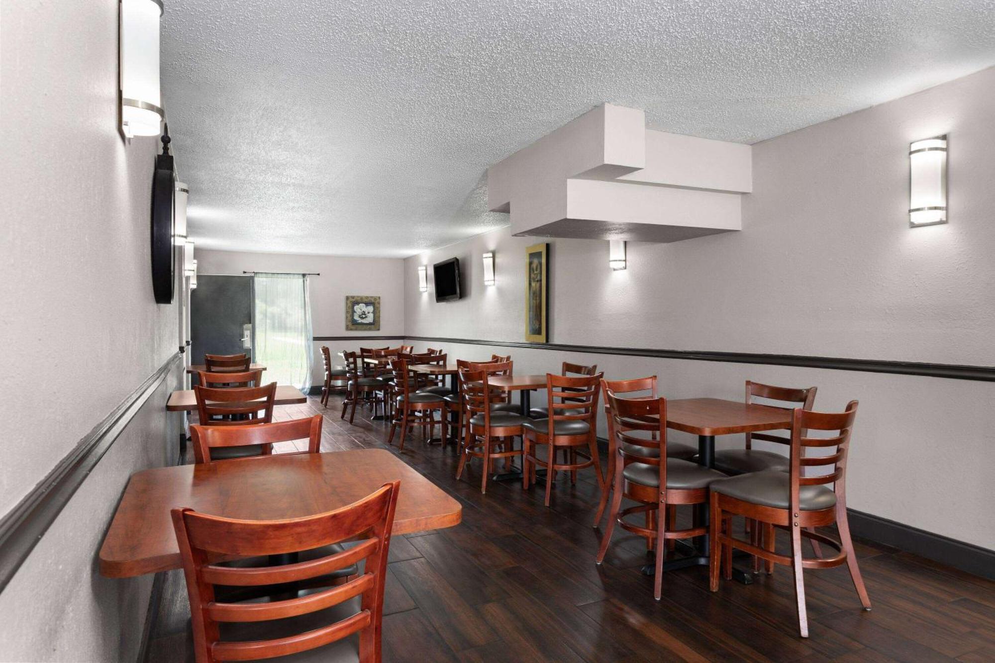 Days Inn By Wyndham Wildwood I-75 Екстер'єр фото
