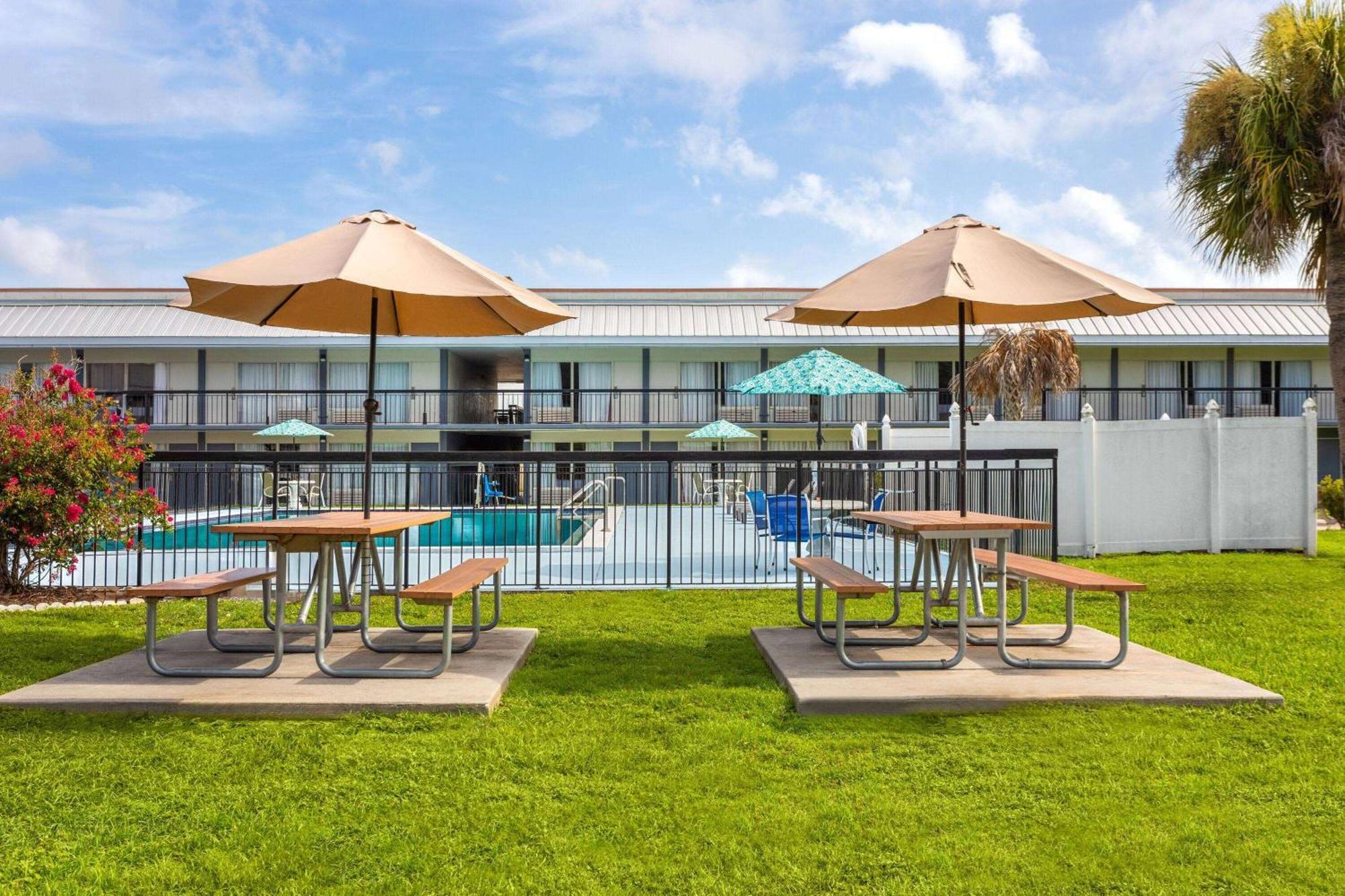 Days Inn By Wyndham Wildwood I-75 Екстер'єр фото